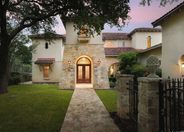 6-bedroom rental at 810 Garraty Hill in Terrell Hills, TX — photo 1