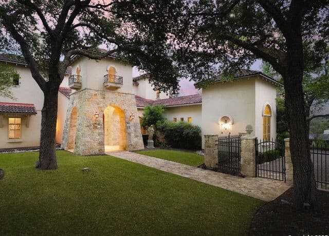6-bedroom rental at 810 Garraty Hill in Terrell Hills, TX — photo 2