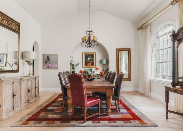 6-bedroom rental at 810 Garraty Hill in Terrell Hills, TX — photo 5