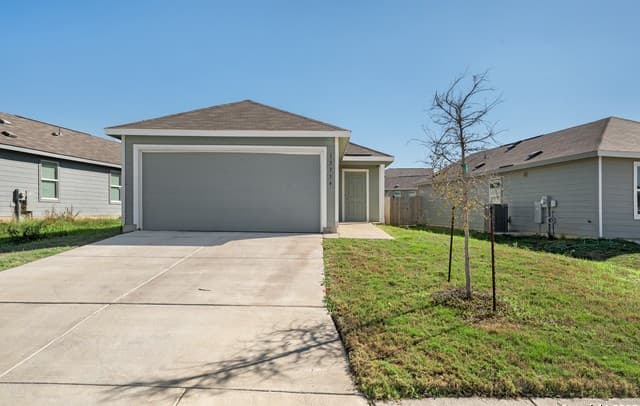 3-bedroom rental at 13354 Furyk in San Antonio, TX — photo 2