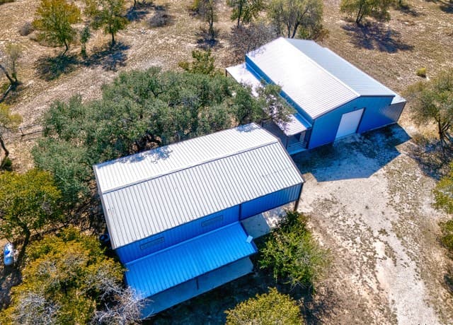 3-bedroom rental at 144 County Road 7725 in Natalia, TX — photo 2