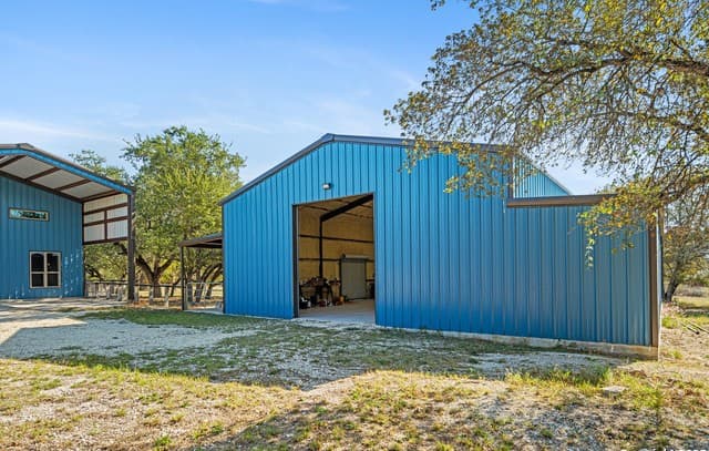 3-bedroom rental at 144 County Road 7725 in Natalia, TX — photo 4
