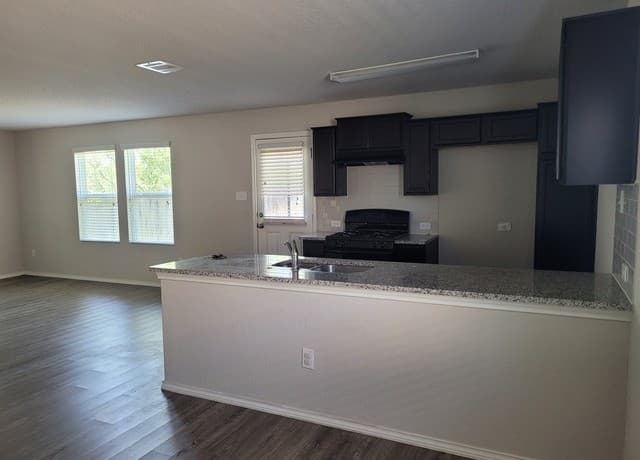 4-bedroom rental at 11311 Babcock Bend in San Antonio, TX — photo 2
