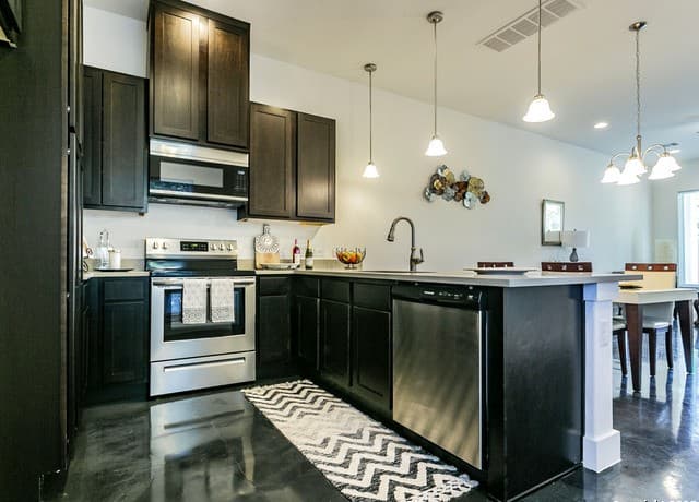 rental at 726 Arthur St. in San Antonio, TX — photo 2