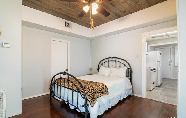 rental at 418 Warren in San Antonio, TX — photo 1