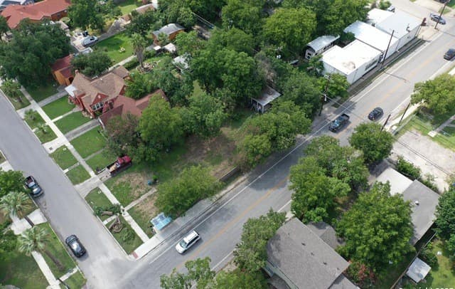 rental at 1701 W Summit Ave in San Antonio, TX — photo 2