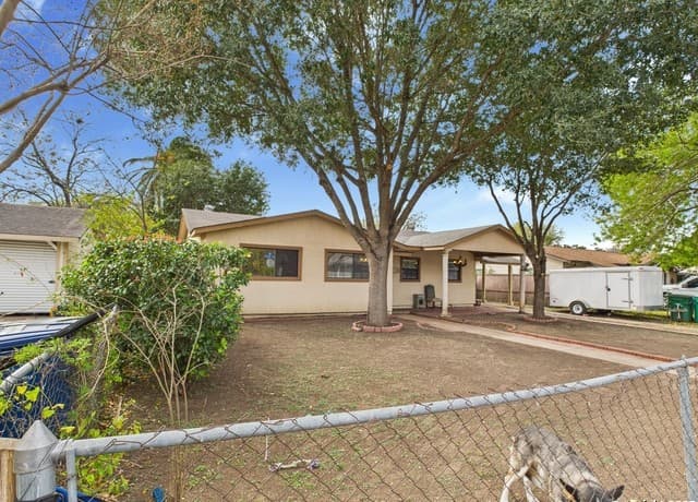 3-bedroom rental at 5530 Knoll Krest in San Antonio, TX — photo 2