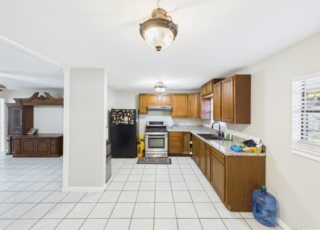 3-bedroom rental at 5530 Knoll Krest in San Antonio, TX — photo 5