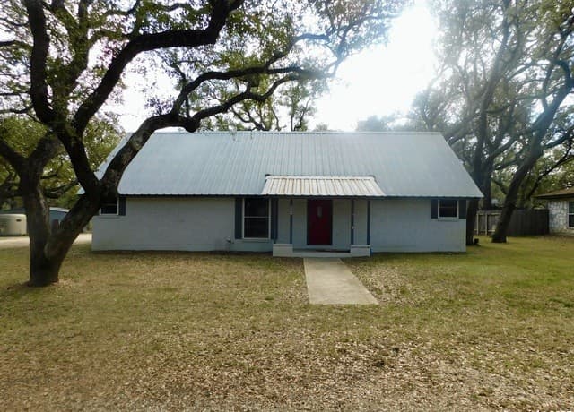 3-bedroom rental at 30 Crestline Dr in Pleasanton, TX — photo 1