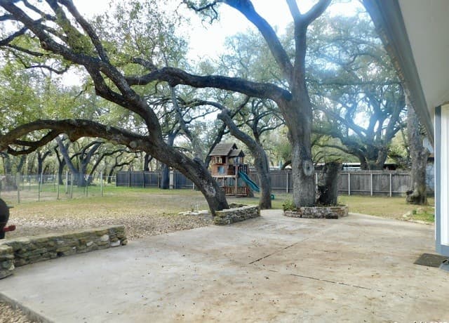 3-bedroom rental at 30 Crestline Dr in Pleasanton, TX — photo 3