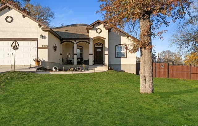 3-bedroom rental at 225 Broken Star Trail in Poteet, TX — photo 3