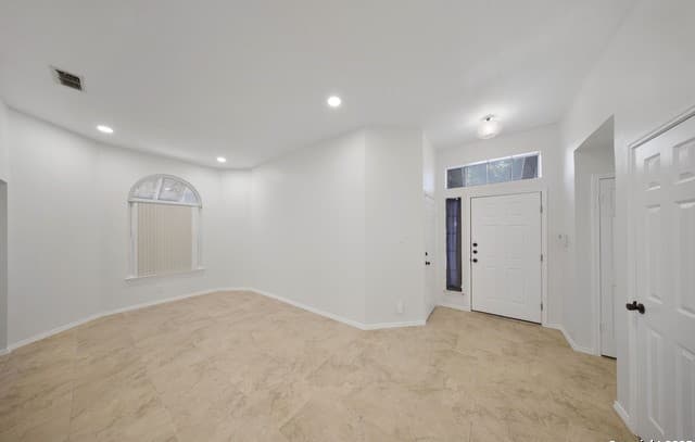 3-bedroom rental at 9523 Black Thorn in San Antonio, TX — photo 3