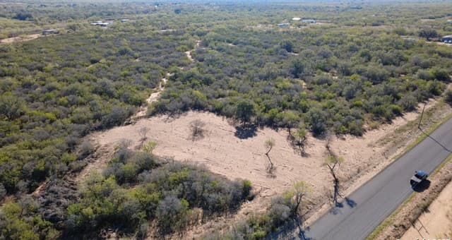 rental at 00 CR 327 Cr 327 in Jourdanton, TX — photo 4