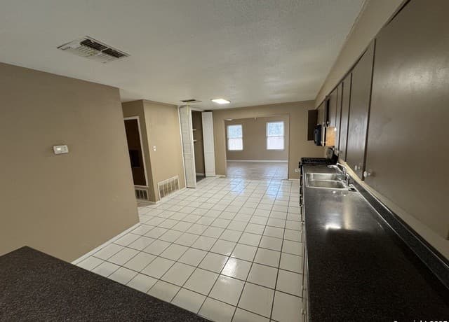 4-bedroom rental at 146 Stapleton in San Antonio, TX — photo 5