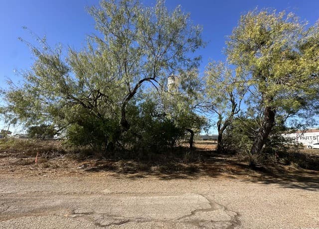 rental at 120 COMMERCE E Leona in Dilley, TX — photo 1
