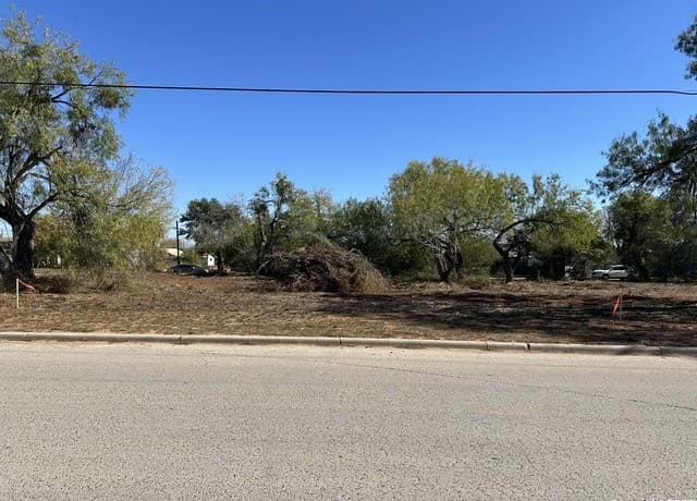 rental at 120 COMMERCE E Leona in Dilley, TX — photo 2
