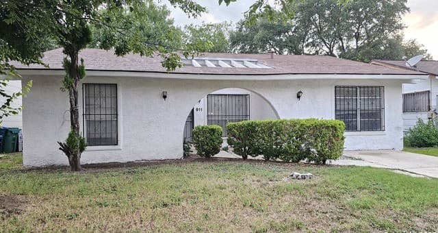 3-bedroom rental at 911 Spring Park in San Antonio, TX — photo 1
