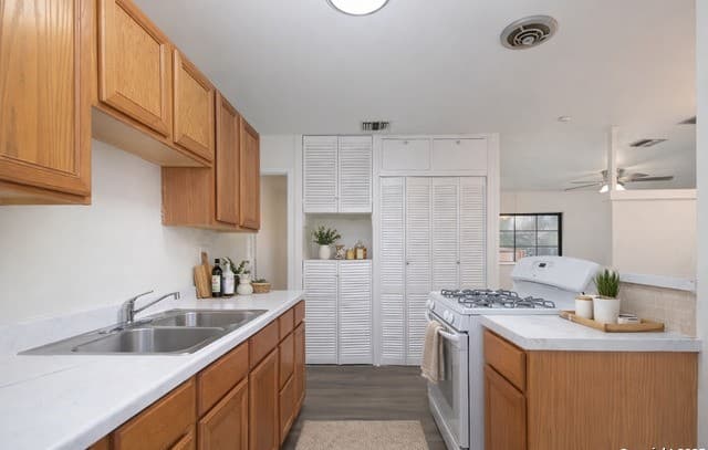 3-bedroom rental at 110 Tropicana in San Antonio, TX — photo 3