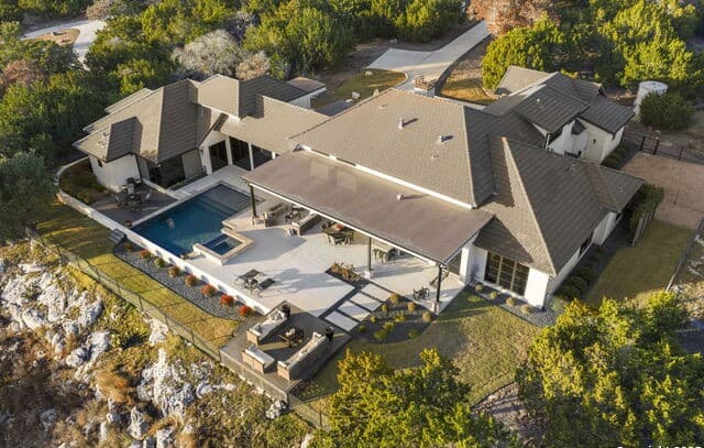 4-bedroom rental at 121 Greystone Pt in Boerne, TX — photo 2