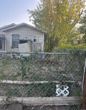 6-bedroom rental at 4012 San Fernando St in San Antonio, TX — photo 2
