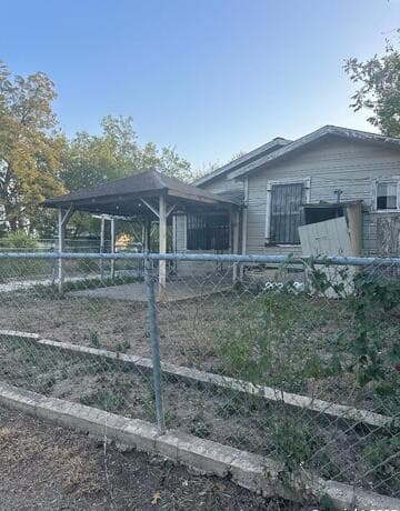 6-bedroom rental at 4012 San Fernando St in San Antonio, TX — photo 5