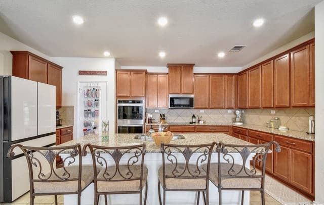 6-bedroom rental at 145 Rustic in Universal City, TX — photo 1