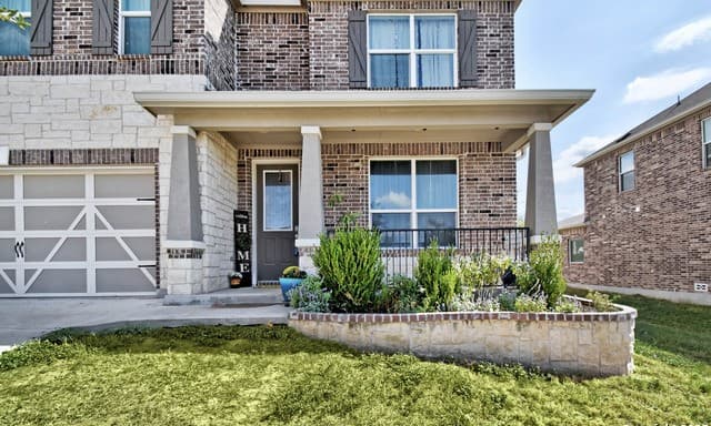 6-bedroom rental at 145 Rustic in Universal City, TX — photo 2