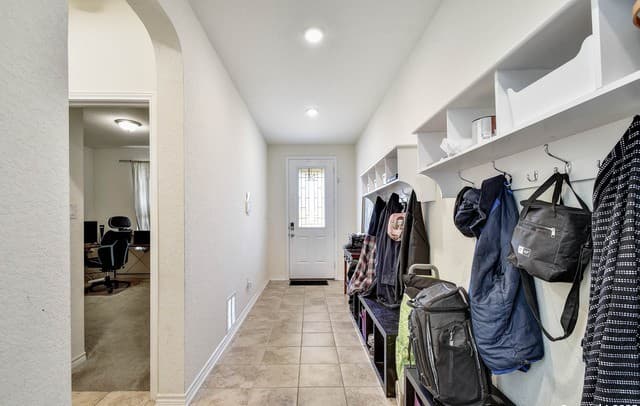 6-bedroom rental at 145 Rustic in Universal City, TX — photo 3