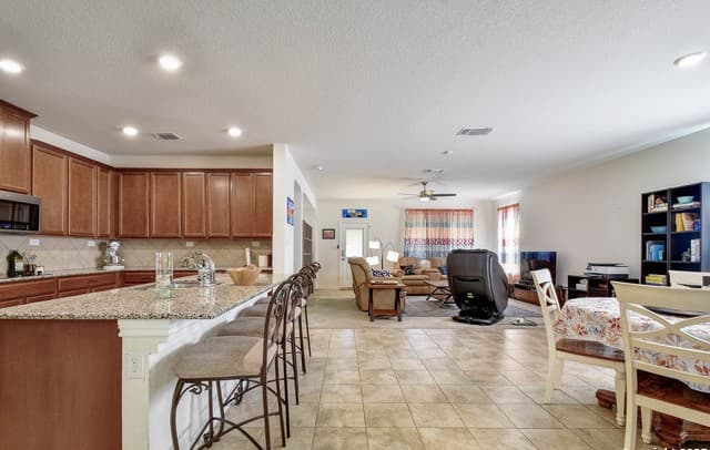 6-bedroom rental at 145 Rustic in Universal City, TX — photo 4