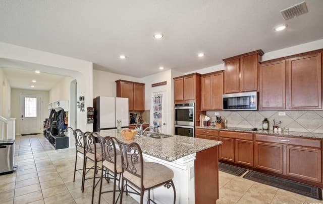 6-bedroom rental at 145 Rustic in Universal City, TX — photo 5