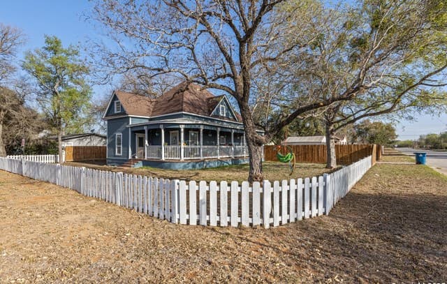 3-bedroom rental at 504 N Cedar in Pearsall, TX — photo 3