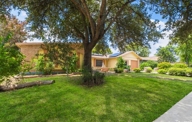 4-bedroom rental at 12803 El Sendero in San Antonio, TX — photo 2
