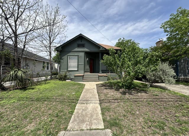3-bedroom rental at 311 E Ashby Pl in San Antonio, TX — photo 2