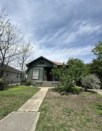 3-bedroom rental at 311 E Ashby Pl in San Antonio, TX — photo 3