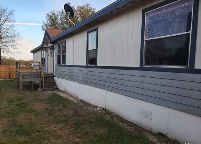 4-bedroom rental at 754 Kayroe Rd in Adkins, TX — photo 1
