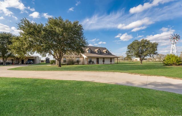 4-bedroom rental at 800 County Road 125 in Elmendorf, TX — photo 2