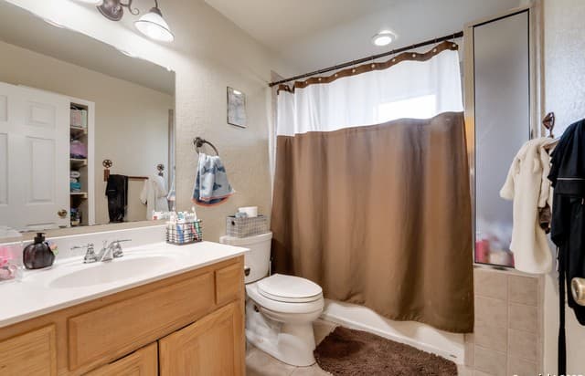 4-bedroom rental at 800 County Road 125 in Elmendorf, TX — photo 5