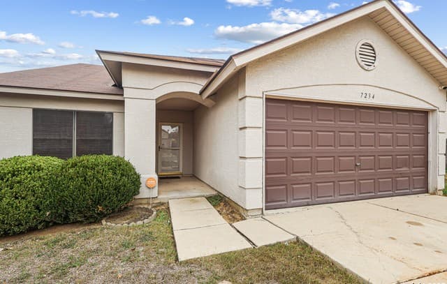 3-bedroom rental at 7234 Raintree Forest in San Antonio, TX — photo 2