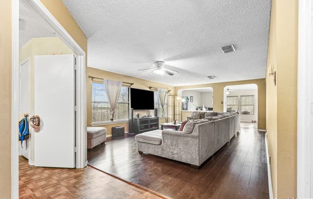 3-bedroom rental at 7234 Raintree Forest in San Antonio, TX — photo 3
