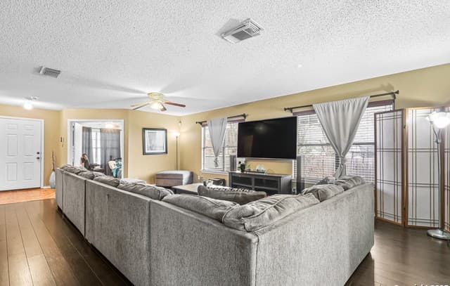 3-bedroom rental at 7234 Raintree Forest in San Antonio, TX — photo 4