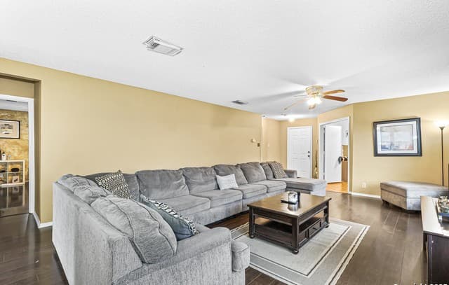 3-bedroom rental at 7234 Raintree Forest in San Antonio, TX — photo 5