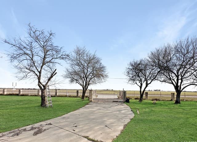 5-bedroom rental at 2103 Fm 2790 in Lytle, TX — photo 2