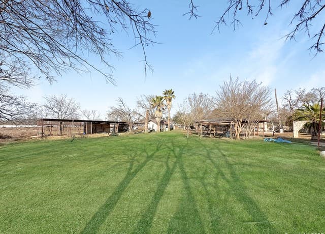 5-bedroom rental at 2103 Fm 2790 in Lytle, TX — photo 5