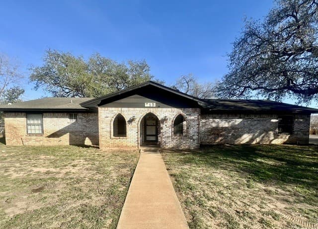 3-bedroom rental at 215 Lantana in Pleasanton, TX — photo 1