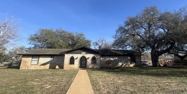 3-bedroom rental at 215 Lantana in Pleasanton, TX — photo 2