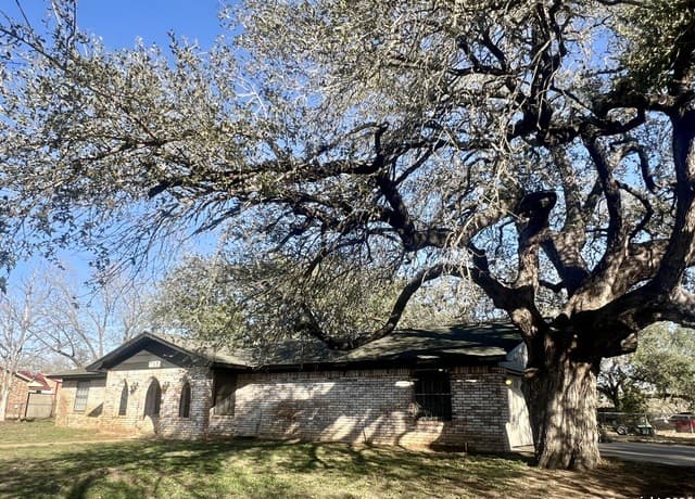 3-bedroom rental at 215 Lantana in Pleasanton, TX — photo 3