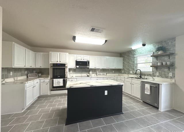 4-bedroom rental at 8111 Academic Post in San Antonio, TX — photo 5
