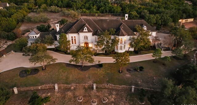 7-bedroom rental at 2 Admirals Way in San Antonio, TX — photo 3