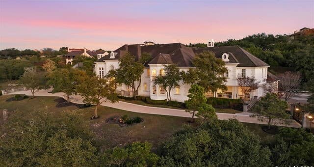 7-bedroom rental at 2 Admirals Way in San Antonio, TX — photo 4