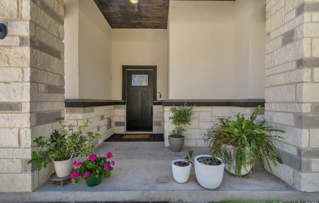 4-bedroom rental at 348 Fawn in Spring Branch, TX — photo 3